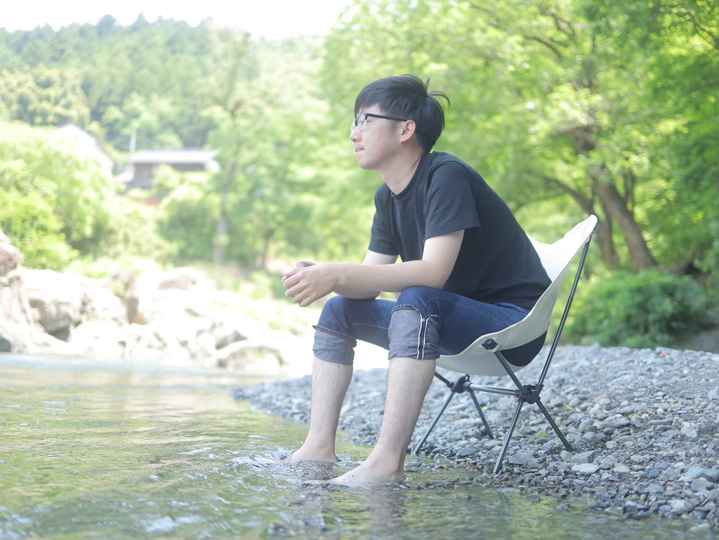 【夏の最強癒やし】渓流に椅子を置いて“水上チェアタイム”！はだしで楽しむ「渓流チェアリング」とは？