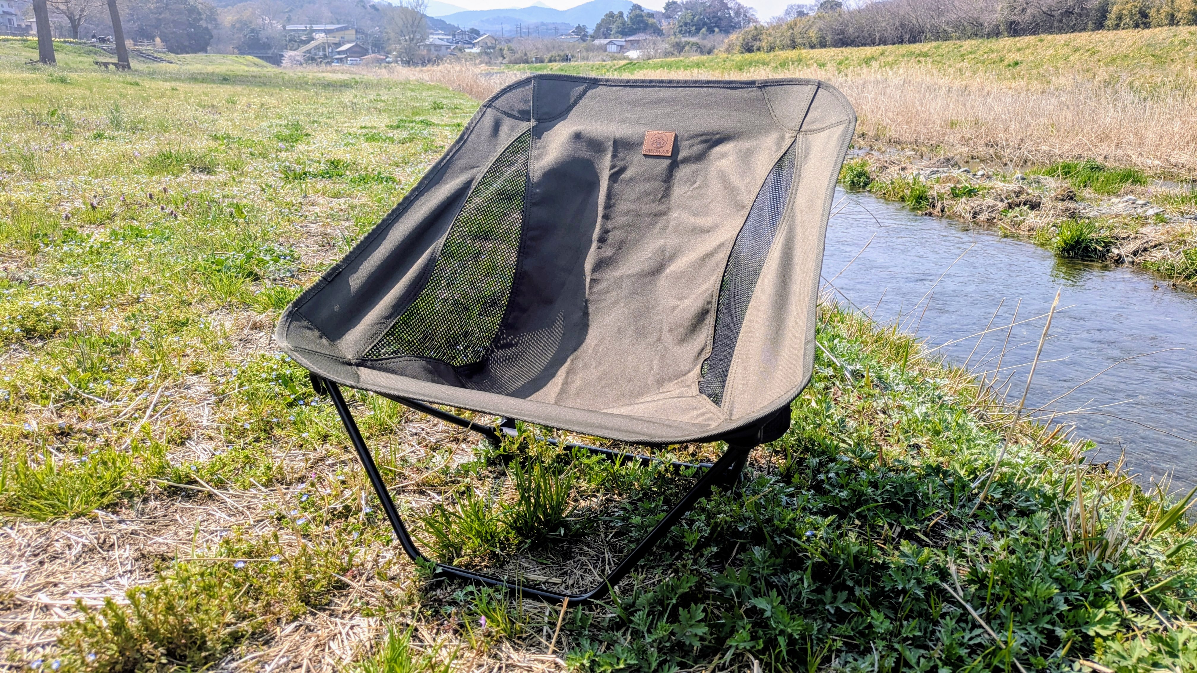 【レビュー】OUTBEAR アウトドアチェア｜850gであぐらで座れるグラウンドチェア