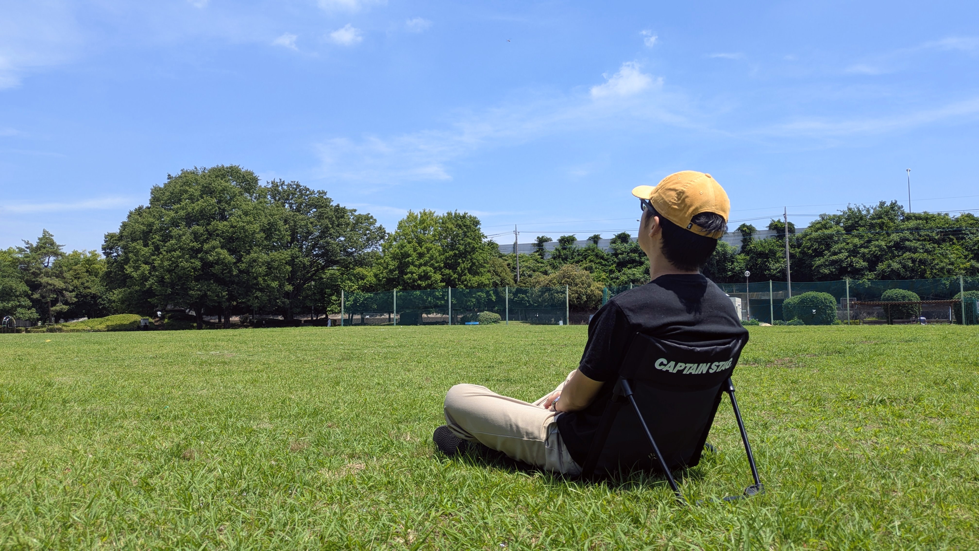【徹底レビュー】キャプテンスタッグ グランドチェア｜530gであぐらで座れる超軽量座椅子